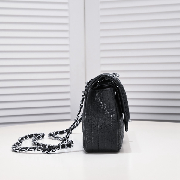 シャネルバッグ背面デザイン